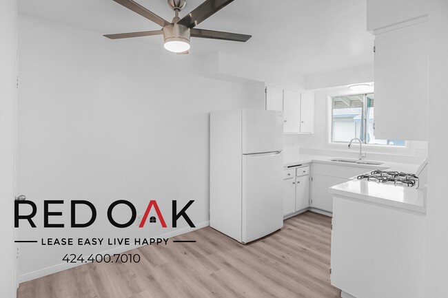 Building Photo - One of a Kind Bright  One Bedroom With Kit...
