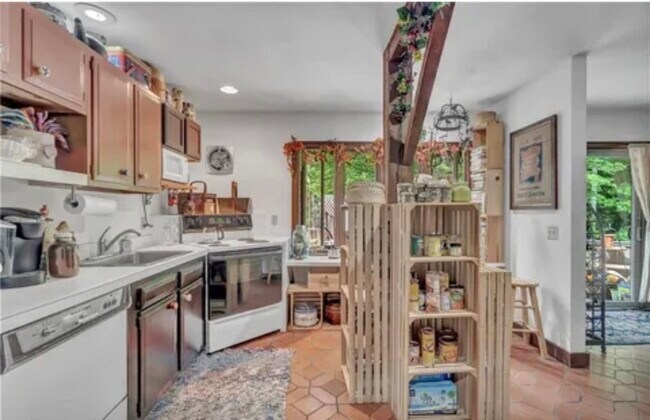 La cocina ha sido remodelada desde entonces con pisos, encimeras y gabinetes nuevos. - 50 Norwich Rd