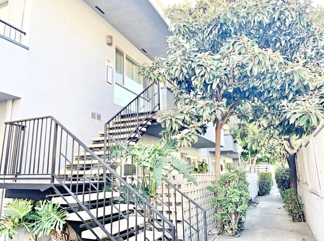 Foto del edificio - 1851 Winona Blvd