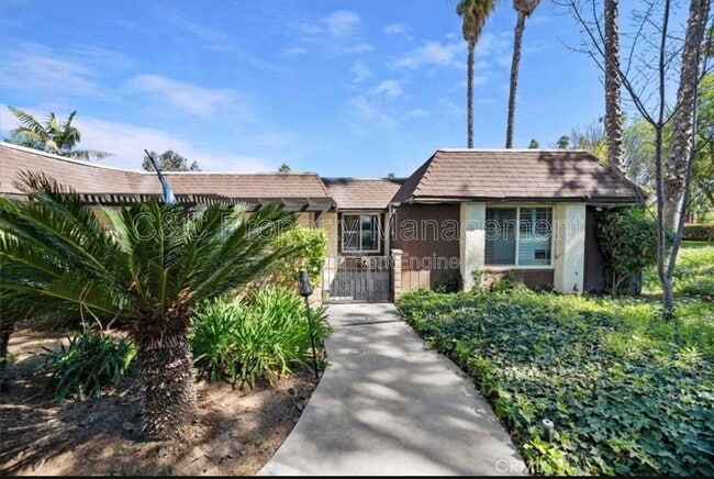 Photo - 2764 Tropicana Dr House