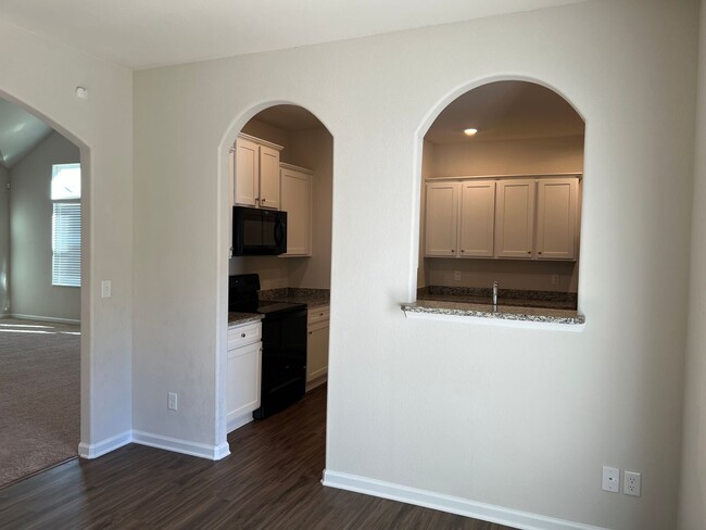 Building Photo - 3 bedroom 2 bathroom house with office- Be...