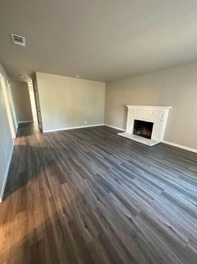 Building Photo - Desirable 3 bedroom 2 bath home