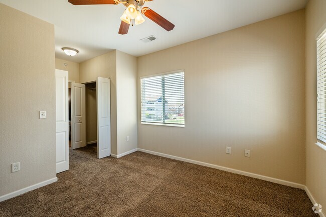 3HAB, 2BA - 1,253 ft² - Dormitorio principal - SunSTONE at MarketPlace Apartments