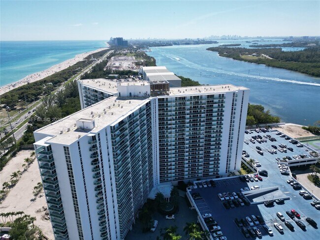 Foto del edificio - 100 Bayview Dr