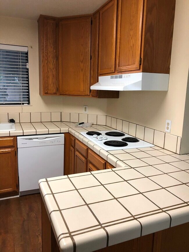 Building Photo - 1042 Iverson St