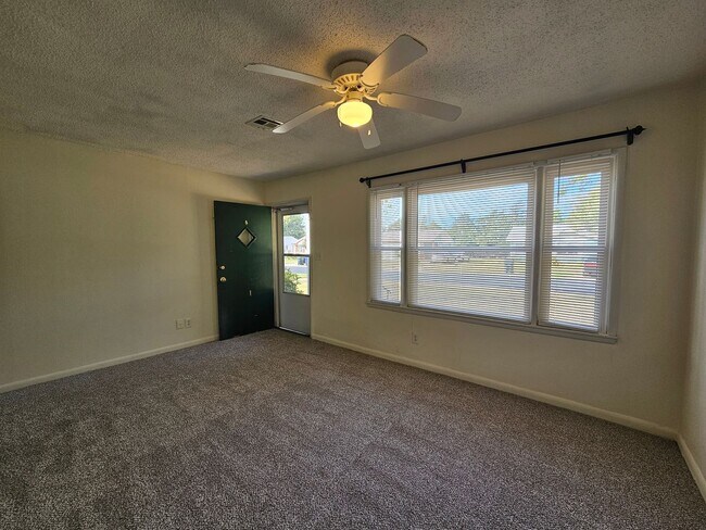 Building Photo - (2) Bed/(1) Bath Avail NOW!
