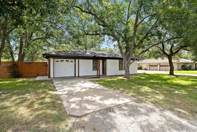 Building Photo - 2304 Lathan Ln