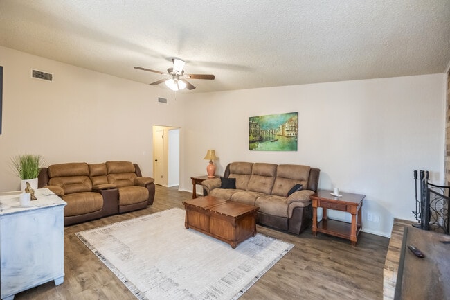 Foto del edificio - 5457 Blue Quail Dr