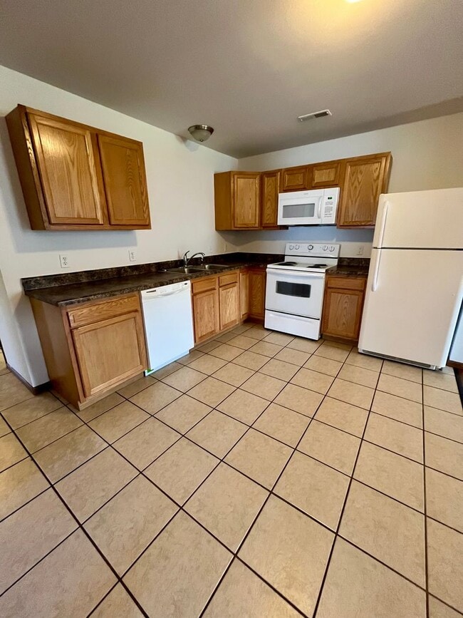 Building Photo - All Inclusive Duplex | 3 Bed | 2 Bath