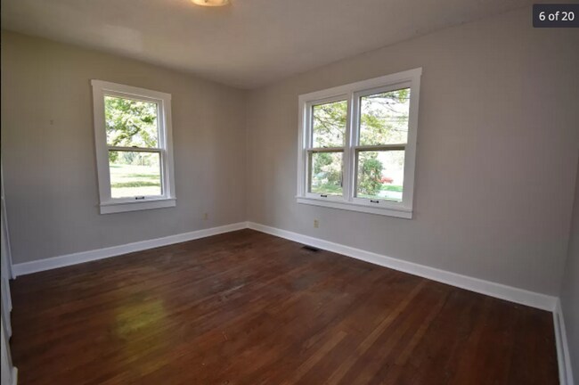 Building Photo - 4 bed/3.5 bath, half acre lot, 100 yards f...