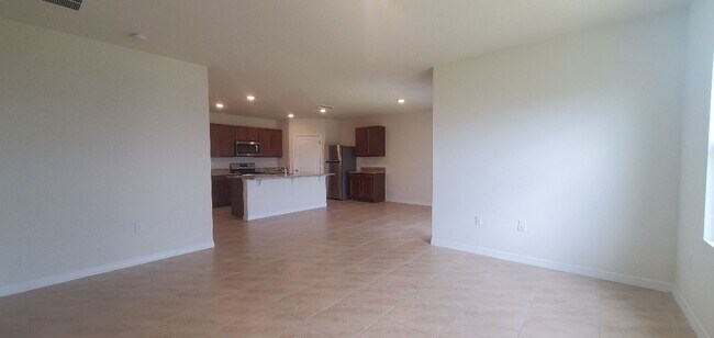 Foto del edificio - LIKE NEW/1-YEAR OLD!!! 4-Bedroom, 2-Bathro...
