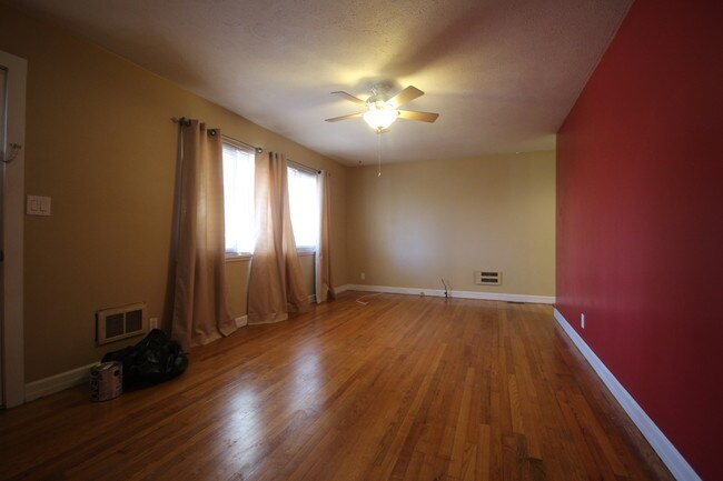Building Photo - 353 Old Hendersonville Hwy