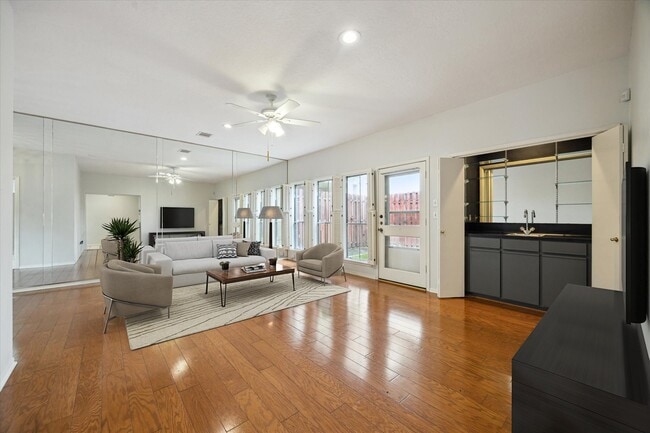 Foto del edificio - 4131 Purdue St