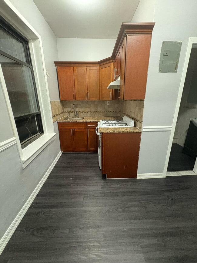 449 Mt Prospect 21 - 439 Mount Prospect Ave