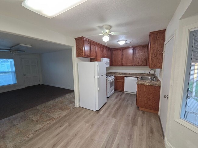 Building Photo - 2 Bedroom Apartment