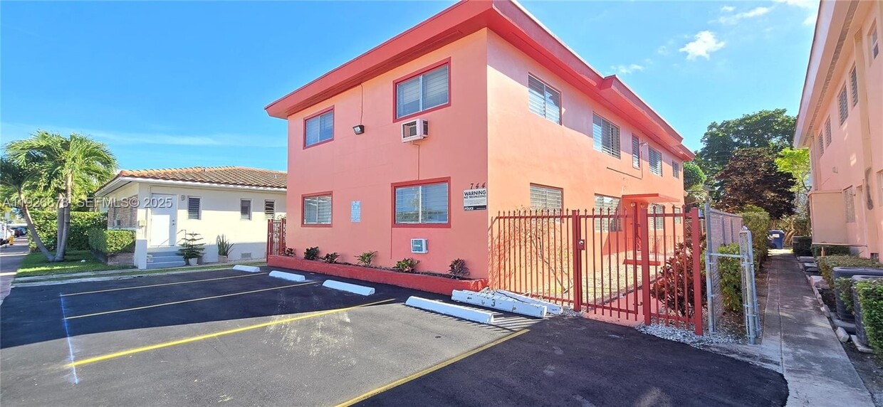 Foto principal - 744 85th St