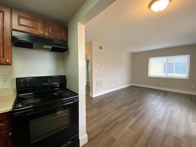 Building Photo - 325 SE 10th Ave