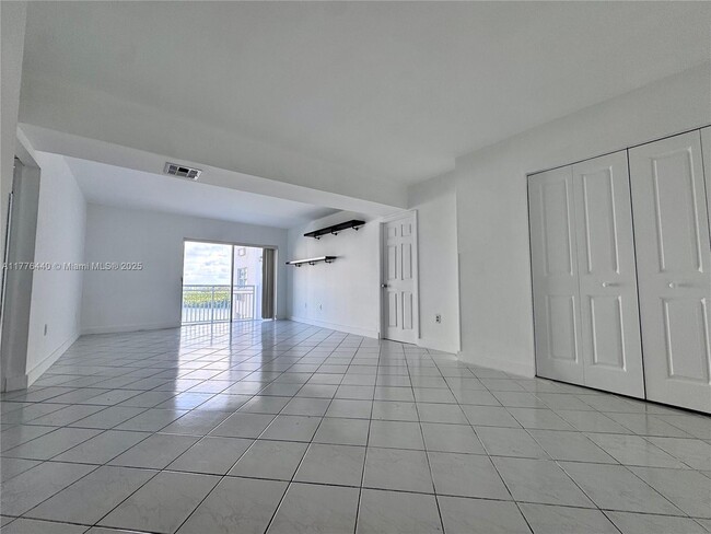 Building Photo - 400 Kings Point Dr