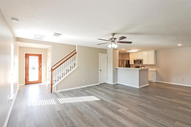 Building Photo - 10810 Windfern Lakes St