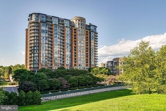 Building Photo - 8220 Crestwood Heights Dr
