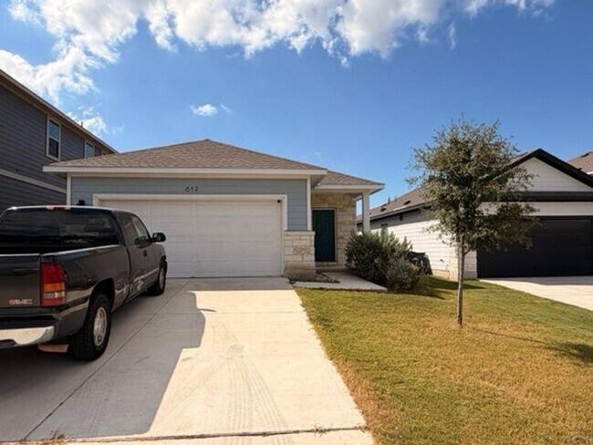 Foto del edificio - 4-bedroom 2-bathroom house for rent! HOUSI...