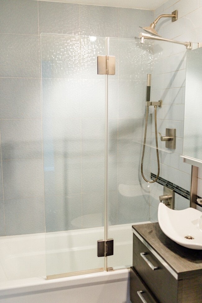 Building Photo - Spectacular Studio Located Where Brooklyn Heights Meets Cobble Hill!