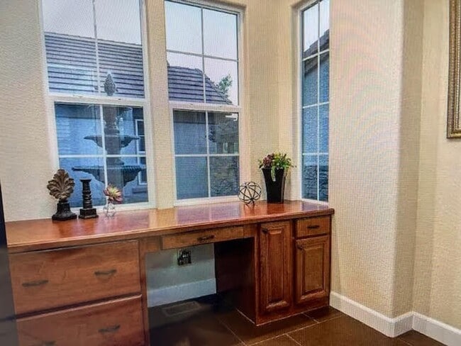 Building Photo - Gated Home in Somersett
