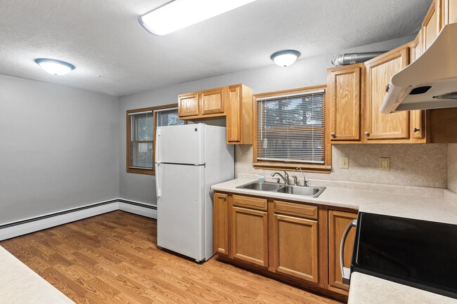 Building Photo - 3BR/2Bath Beautiful Lower Level Duplex Ava...