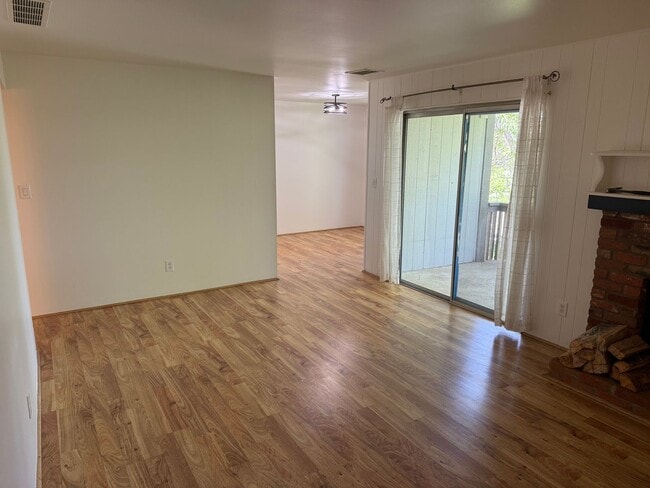 Building Photo - Stylish & Convenient 1-Bedroom Condo in Pr...