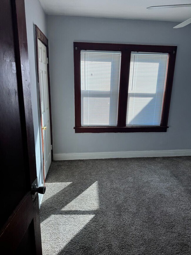 Building Photo - 1st floor unit 3 bedroom 1 bath. Nicely Do...