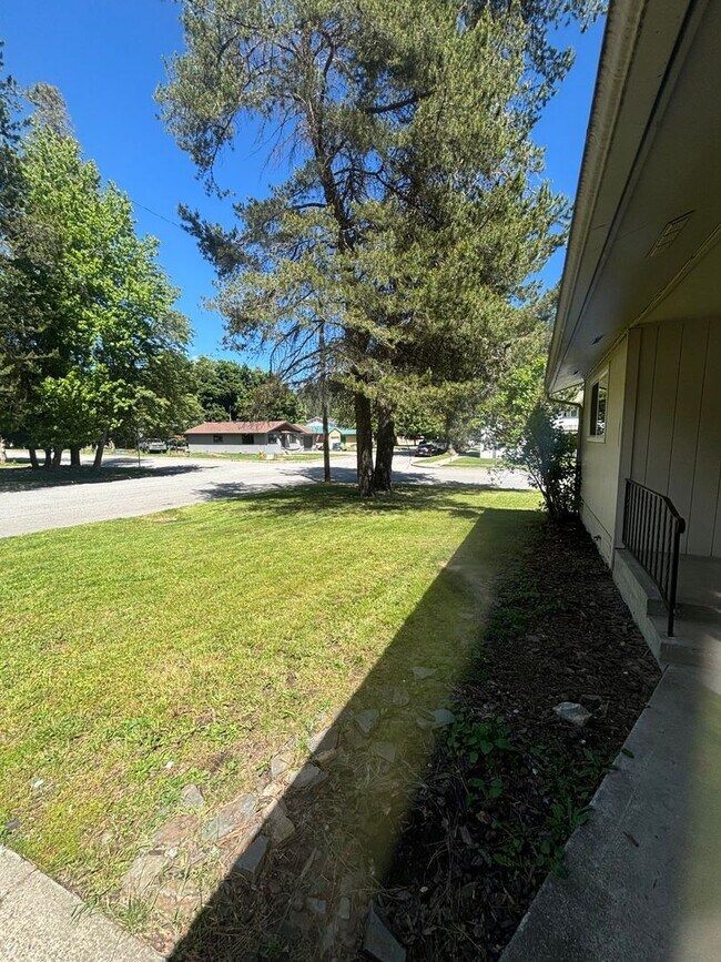 Building Photo - Syringa Dr Duplex