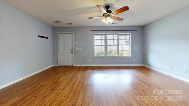 Foto del edificio - 1777 Forest Side Ln
