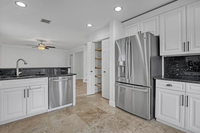 Building Photo - 5877 Las Colinas Cir