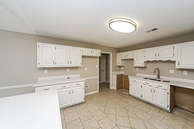 Foto del edificio - 6750 Lake Point Cir