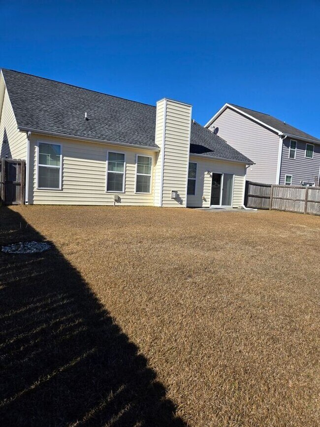 Building Photo - Beautiful 3 bedroom available