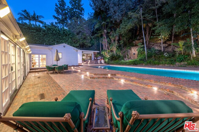 Foto del edificio - 1148 Coldwater Canyon Dr