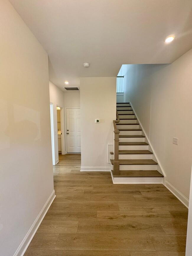 Foto del edificio - Beautiful New Construction, Three Story To...