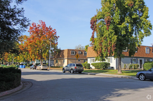 Building Photo - 1747 Ross Cir