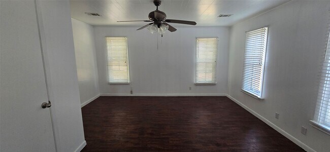 Foto del edificio - 2266 Young Rd