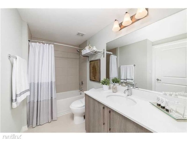 Building Photo - 950 SW 57th Ave
