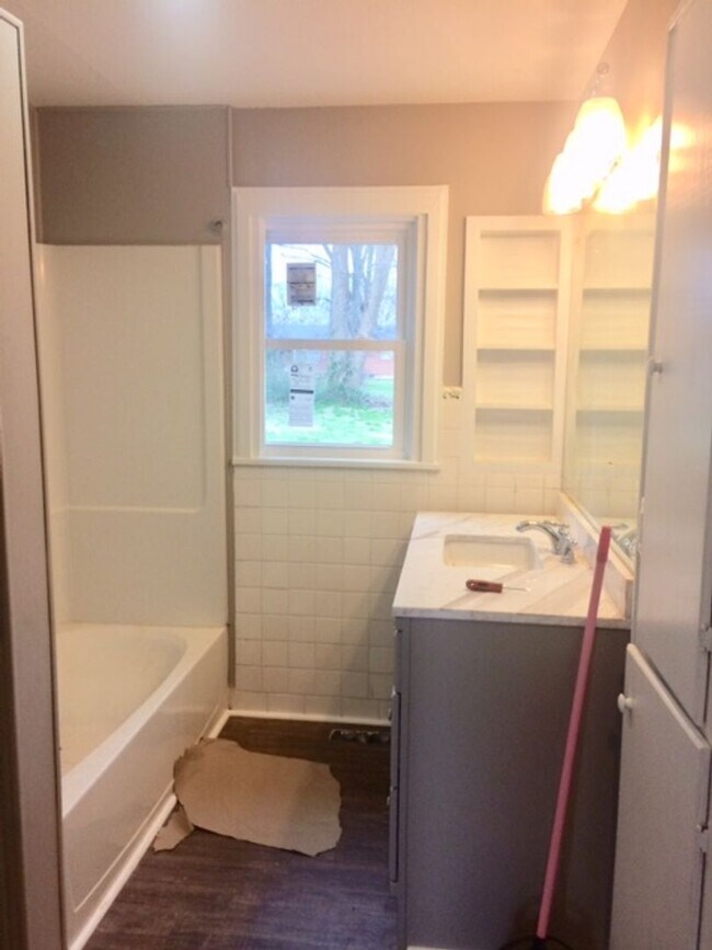 Foto del edificio - *605 MEADOWLAWN AV*-BG CITY SCHOOLS- $1595...