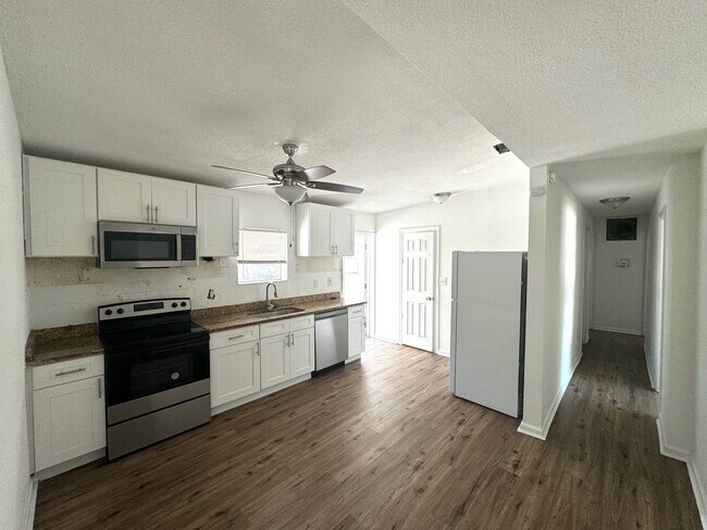 Foto del edificio - Spacious 4-Bed/2-Bath Home for Rent in Bra...