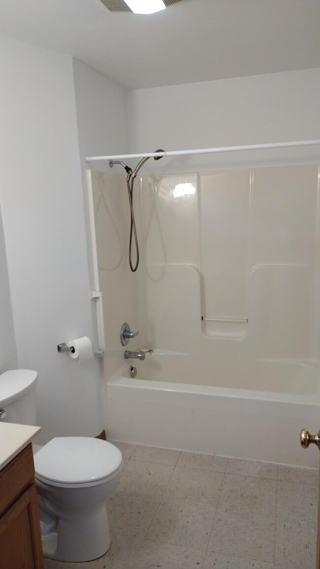 Baño - 900 Forest St