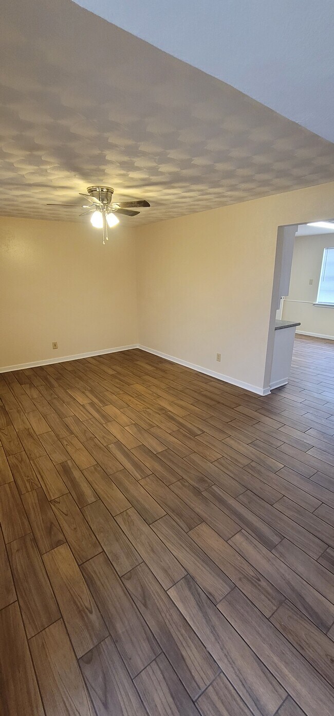 Foto del edificio - 4107 Lenore Dr