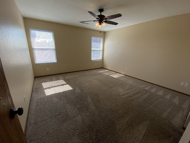 Building Photo - Excellent 3 bedroom with 2.5 bath with a b...