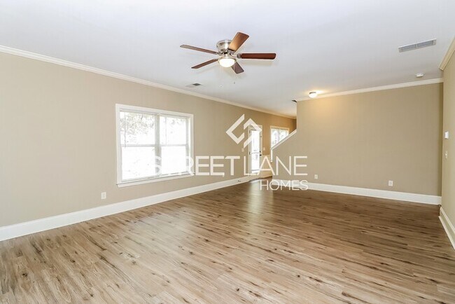 Building Photo - REDUCED!