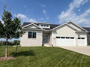 Building Photo - 460 NW Gracewood Dr