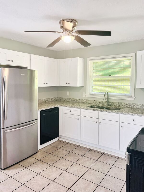 Foto del edificio - 405 Cedarvalley Dr