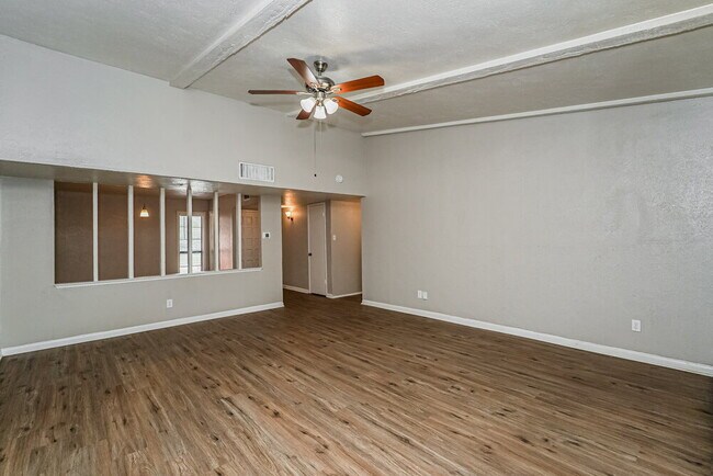 Foto del edificio - 4141 Yellowleaf Dr