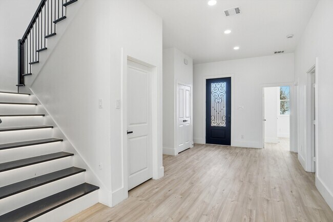 Foto del edificio - 128 N Cedar St